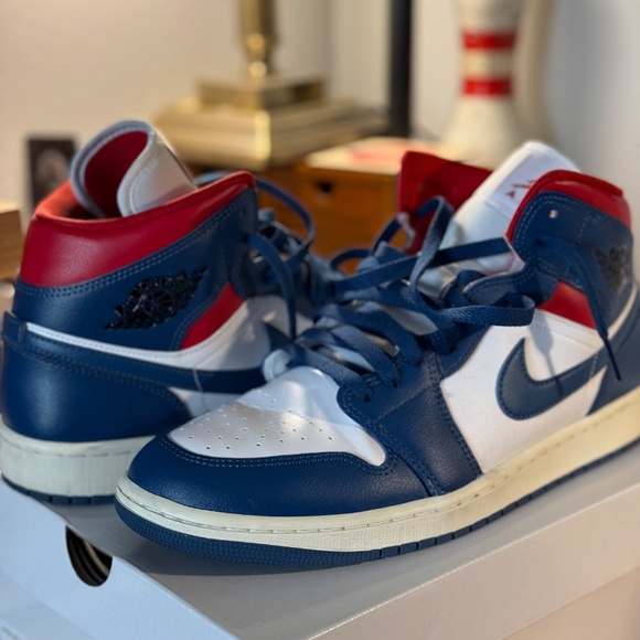 ALMOST NEW - WORN WMNS12/MNS10.5 - AIR JORDAN 1 MID RED/WHT/BLU - BOSTONRED SOX main image 8